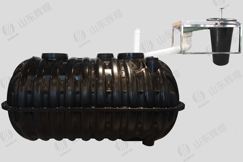 三格化糞池、廁屋、沖水桶、蹲便器組裝效果圖