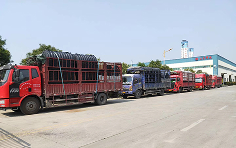 加快新農(nóng)村旱廁改造，六車(chē)三格化糞池集中發(fā)貨