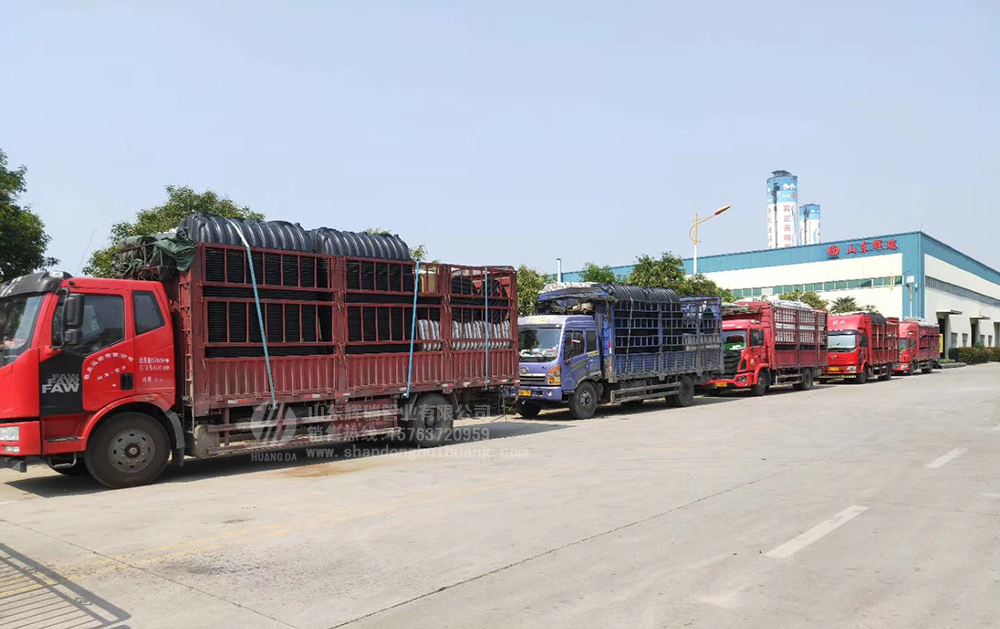 加快新農(nóng)村旱廁改造，六車三格化糞池集中發(fā)貨