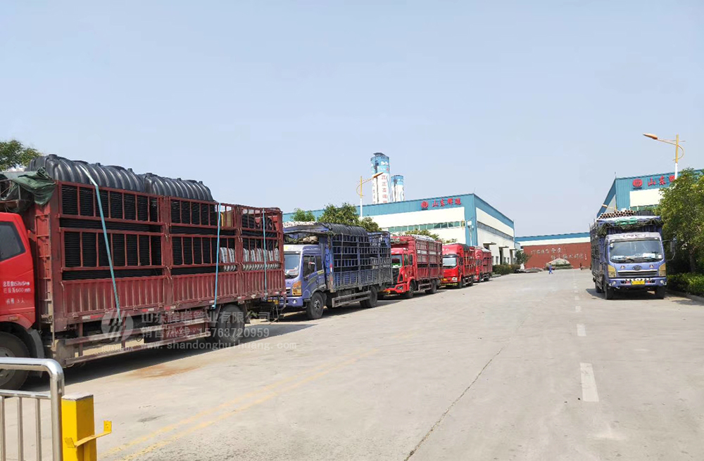 加快新農(nóng)村旱廁改造，六車三格化糞池集中發(fā)貨